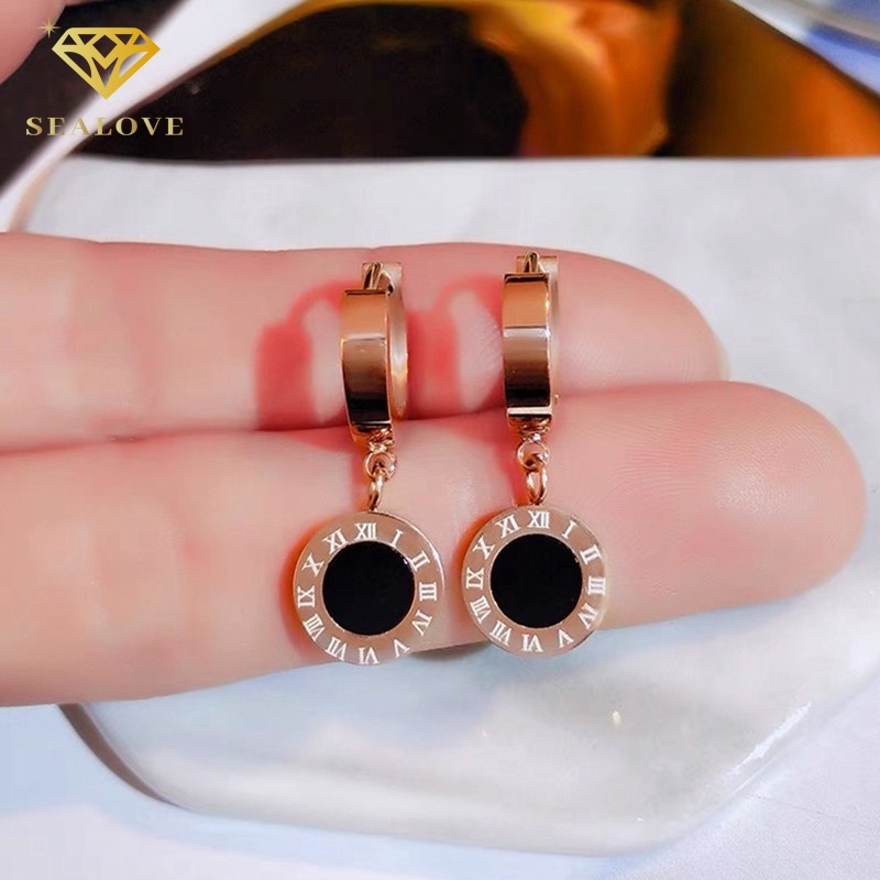 Anting Titanium Wanita Hitam Bulat Angka Romawi Liontin Gesper Telinga Anti Karat Anti Hitam Perhiasan Korea