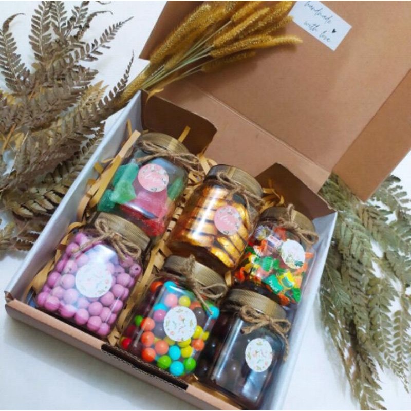 

Hampers Lebaran/Ramadhan coklat isi 6 toples Cocok untuk kado Ultah,Wisuda, Persahabatan,dll.