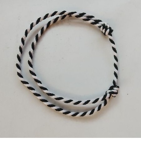 Kerajinan gelang lilit poleng hitam putih