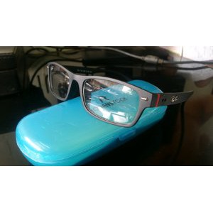 kacamata special yg bisa berubah warna