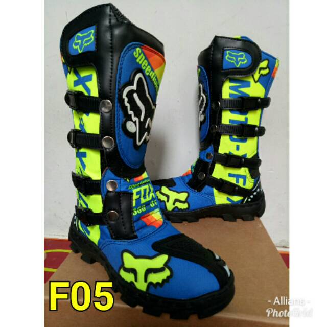 Sepatu cross print biru motif keren