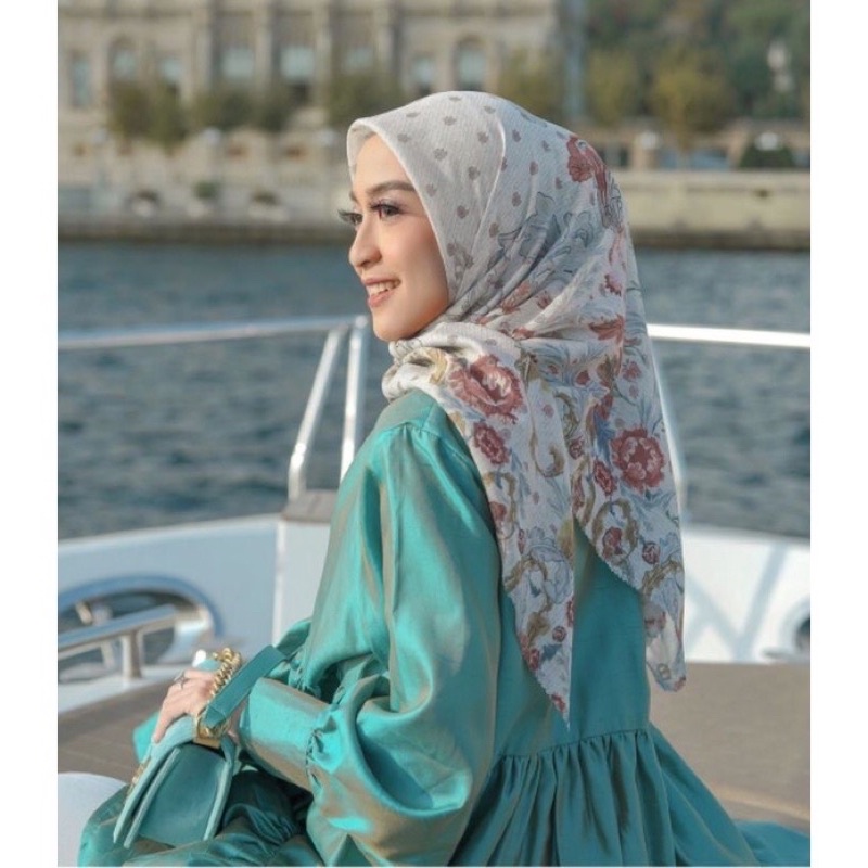 Buttonscarves Royale White Preloved