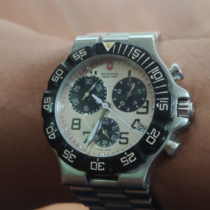 khusus hari ini ya, jam Victorinox Swiss army fullset original. second masih 4 jutaan