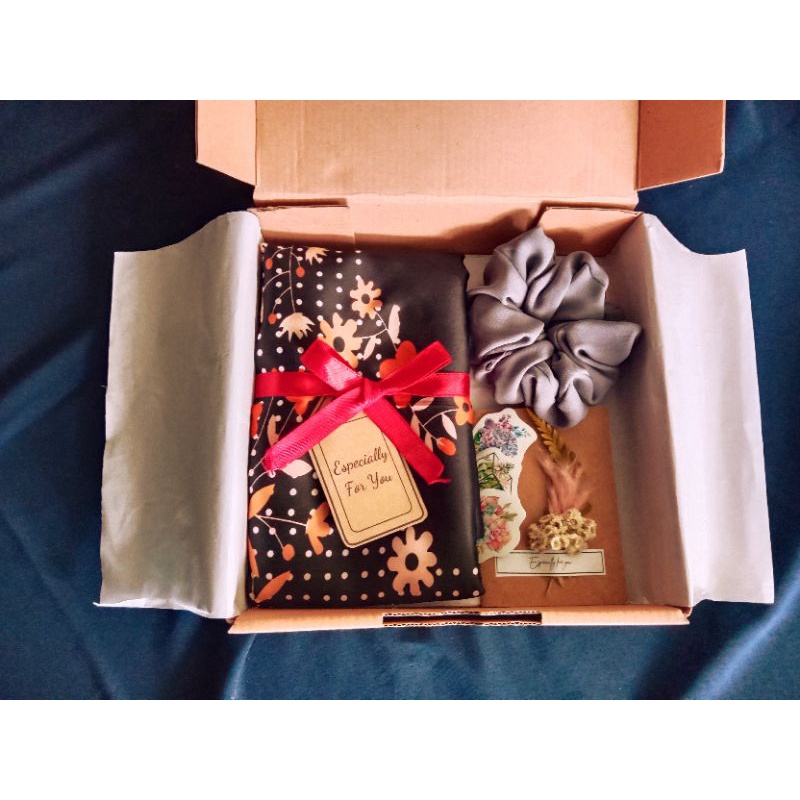 

Hampers hijab/kado hijab/hampers wanita/kado murah/kado unik