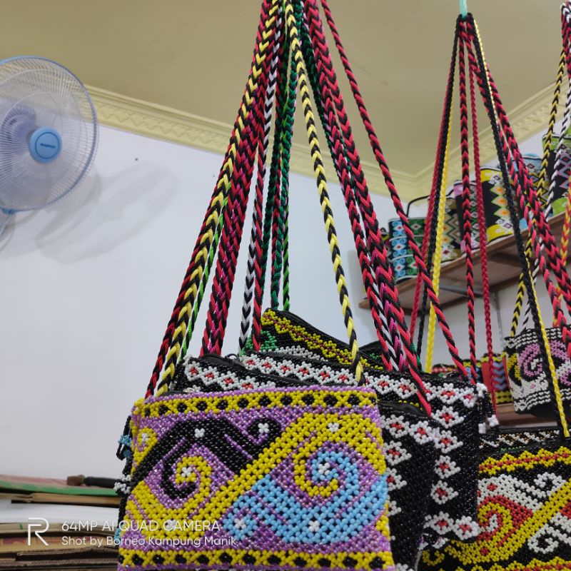 Tas Selempang Manik Ukuran Besar Motif Khas Kalimantan