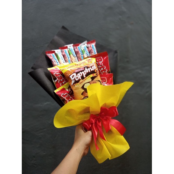 

buket snack-buket wisuda-parcel snack-buket ultah-buket bunga-buket coklat