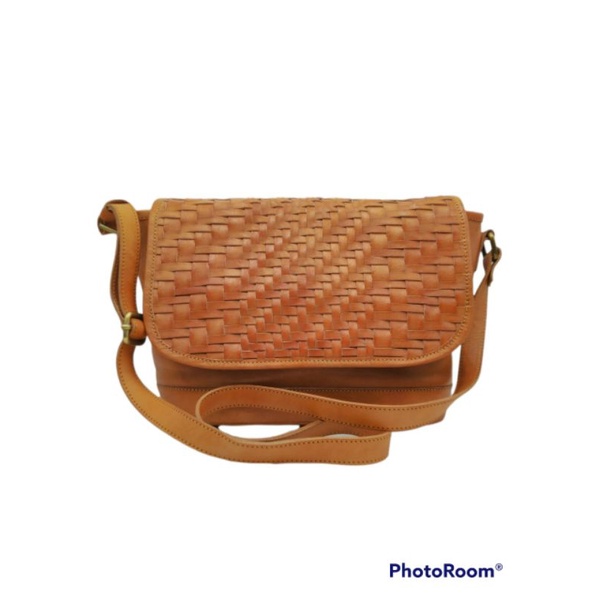 Tas Kulit Sapi Vintage slempang tutup anyaman