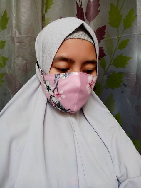 masker katun jepang bolak balik motif bunga.