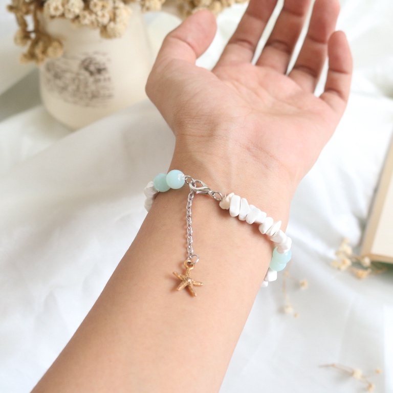 Gelang / Bracelet Sea Water / Fashion / Korea Style / Simple / Cantik / Unik / Etnik / Natural / Gelang Sahabat Persahabatan / Wanita Vintage / Biru Muda / Batu Putih / Aksesoris Asesoris / Perhiasan Unik Cantik Anggun