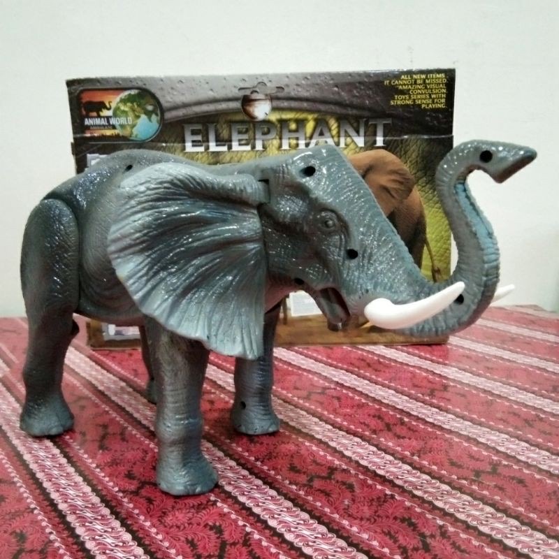 Mainan Action figure gajah dan buaya berjalan dan bersuara / Animal world crocodile walk and elephant