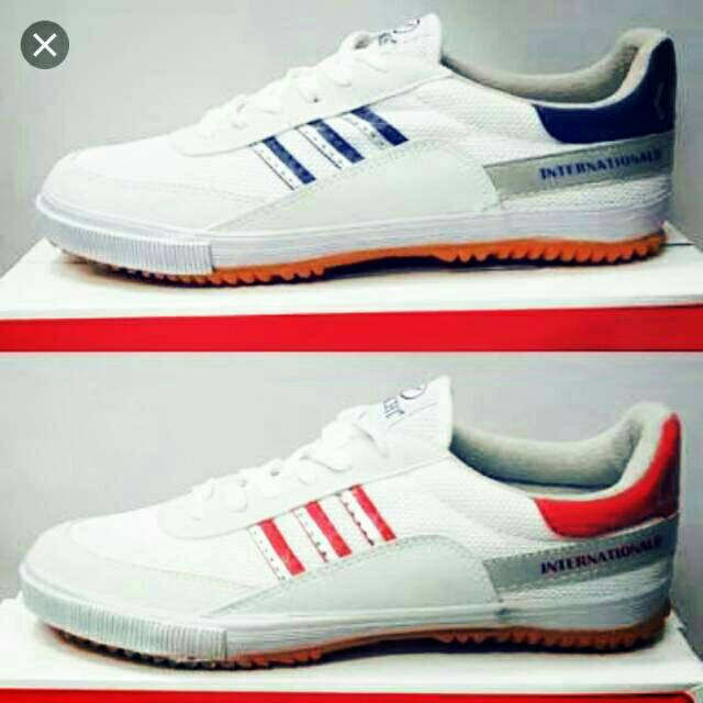 Sepatu olahraga kodachi