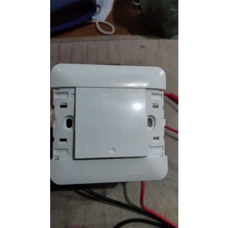 Saklar Schneider tunggal Arcato