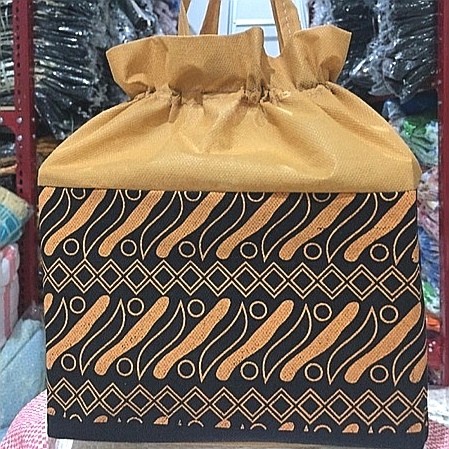 

✨ BISA COD ✨ Tas Spunbond Serut Tas Goodie Bag Motif batik Ukuran 22 x 22 Cm - Cokelat