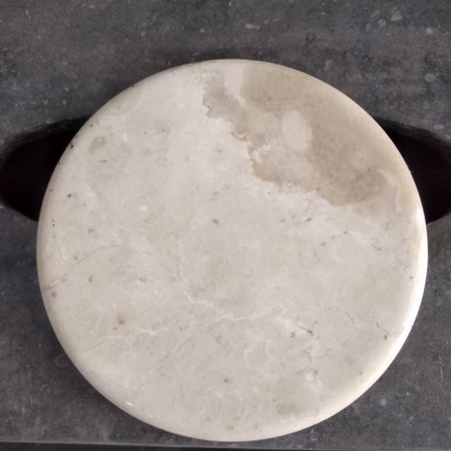 Coaster batu marmer bulat warna putih dan hitam glosy Coaster batu marmer bulat warna putih dan hitam glosy