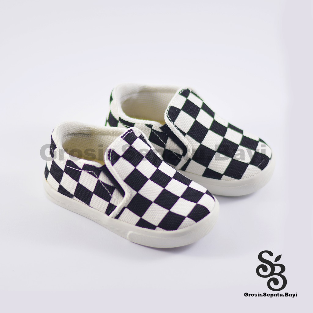 sepatu anak slip on motif catur murah