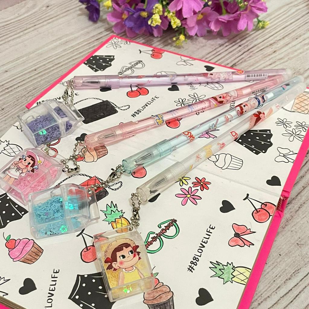 

Pulpen Gantungan cute banget Kotak Susu motif Girl isi Manik gliter Lucu / Pen Gantungan Kotak isi Glitter gambar Cewek unik Ready 4 warna Harga Termurah Bisa COD