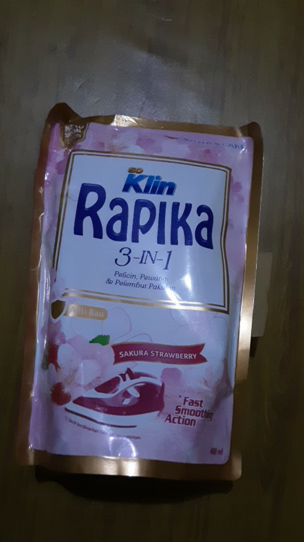 Rapika 400ml Pewangi Dan Pelicin Pakaian