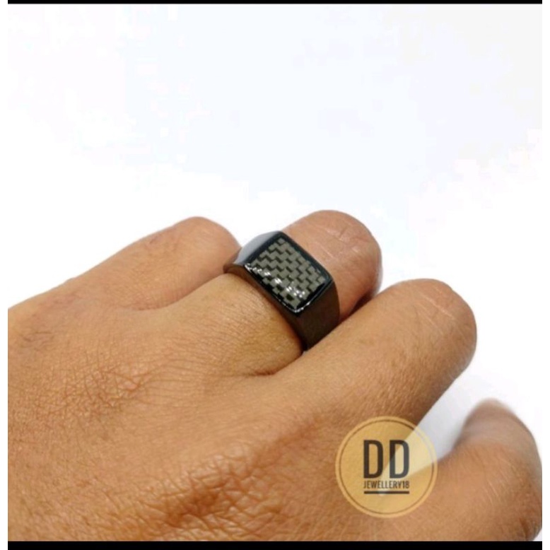 Cincin Kotak Karbon Pria Titanium Hitam
