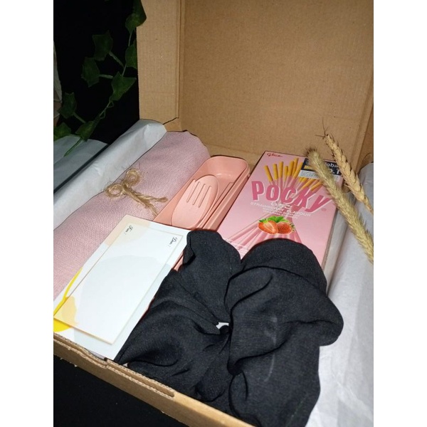 

HADIAH ULANG TAHUN SET HAMPERS BIRTHDAY GIFT BOX SNACK & HIJAB FREE KARTU UCAPAN