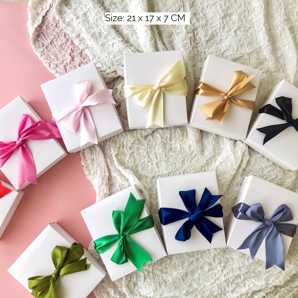 

Kotak Box Kado Souvenir Hijab Pernikahan Ulang Tahun Lebaran Natal Kue