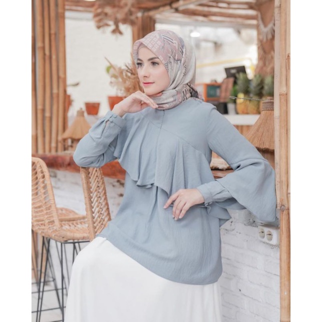 CLAIRE BLOUSE WEARING KLAMBY