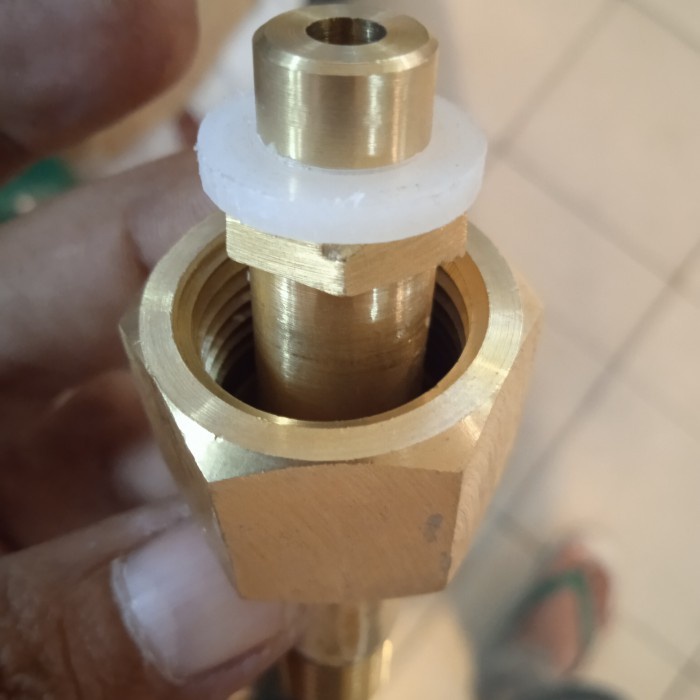 Nepel Oksigen Drat 5/8" inchi - Masuk Ke kran Tabung Oxygen 3 Way