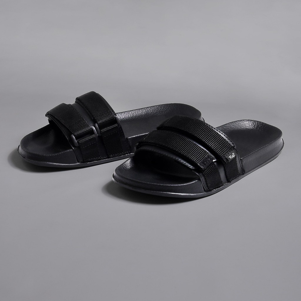 MONO BLACK ORIGINAL x FOOTSTEP Sandal Casual Hitam Pria Sendal Slide Jalan Santai Harian Slippers Hangout Main Kondangan Lebaran Slop Selop Karet Anti Slip Premium Slip On Remaja Dewasa Flip Flop Kerja Formal Sport Fashion Footwear Keren Terbaru Kekinian