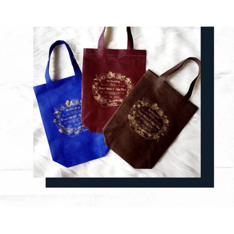 

Tas Spunbond Tipe Box Bag Termurah UK 26×32×8 Plus Sablon 1 sisi 1 warna/kilat