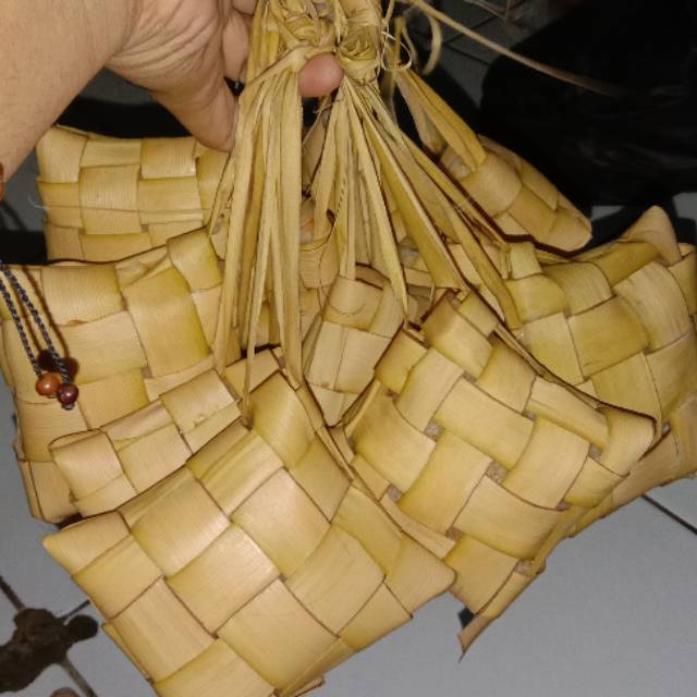 

Ketupat buat lebaran / Siap Kirim / Produk Rumahan / Bahan Alami / Pre Order / Limited