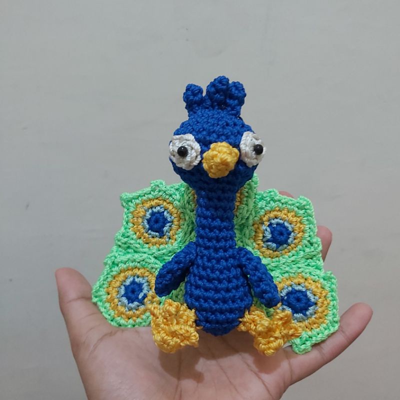 boneka rajut amigurumi burung merak