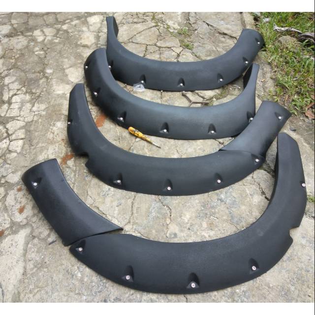 Over Fender L200 model lebar