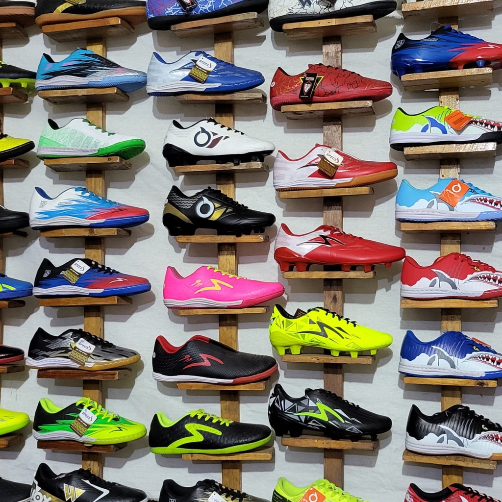 OBRALLLL!!!CUCI GUDANG SEPATU FUTSAL DAN BOLA  DIKIRIM RANDOM BARANG DI JAMIN BARU