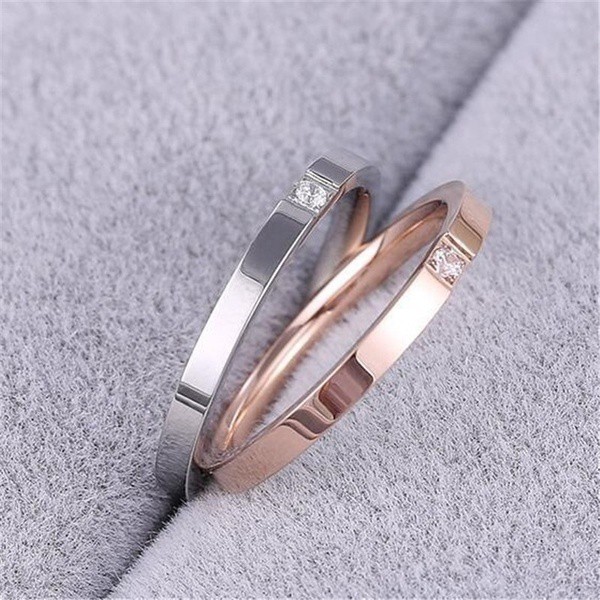 Cincin Titanium Steel Hias Berlian Imitasi Warna Rose Gold untuk Pasangan / Pria / Wanita