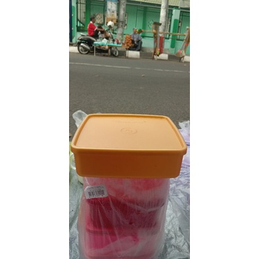 Kotak makan Tupperware