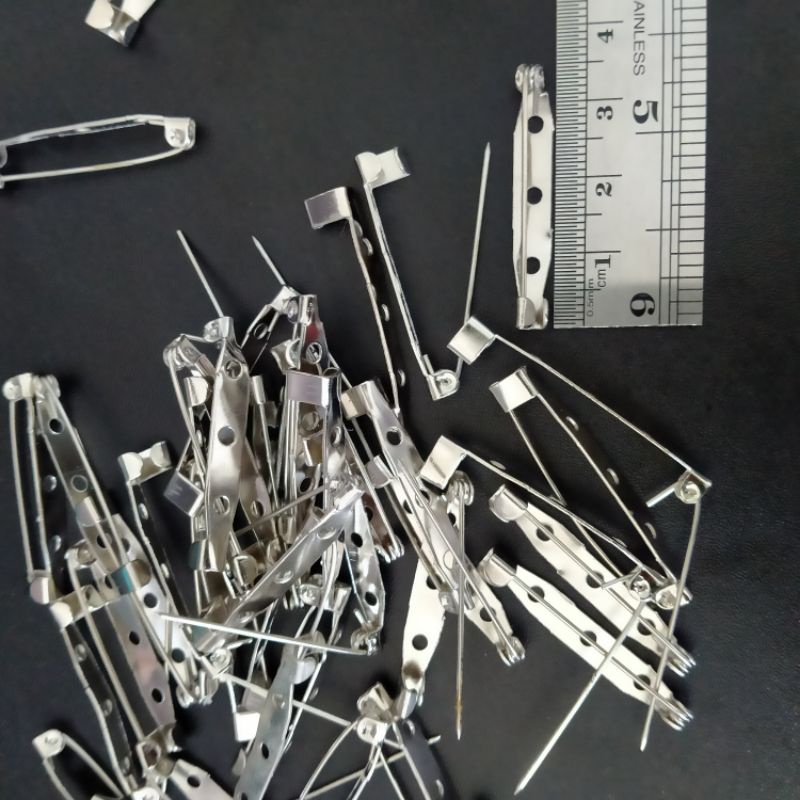 

Peniti untuk nama dada bahan logam ukuran 3,8cm