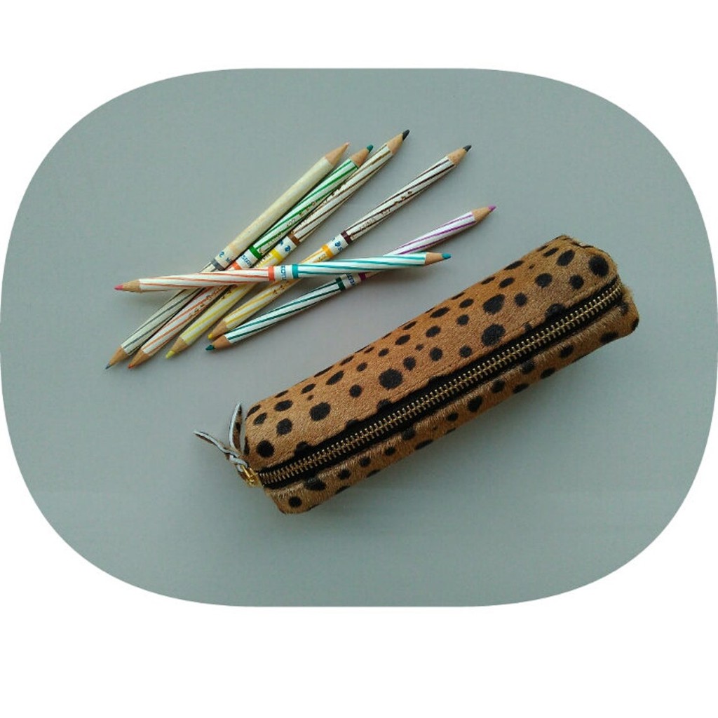 

Tempat Pensil Motif Tutul Kecil