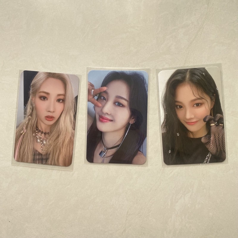 [READY STOCK] OFFICIAL PC PHOTOCARD LOONA PAINT THE TOWN KIM LIP YVES HYUNJIN