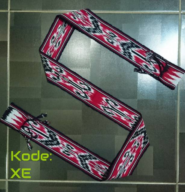 Ikat kepala tenun etnik motif kalimantan