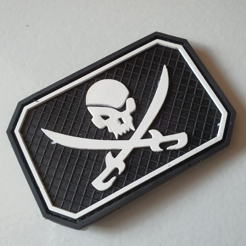 PATCH RUBBER LOGO TENGKORAK BAJAK LAUT SNJTA SILANG PUTIH/TEMPELAN EMBLEM KARET VELCRO TACTICAL