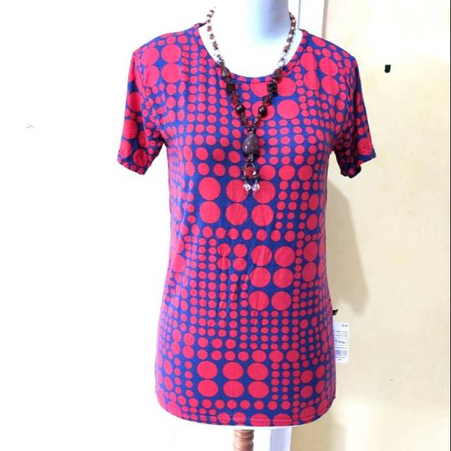 Kaos Wanita Polkadot Lengan Pendek