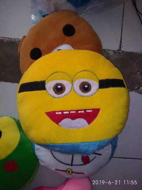 Bantal velboa kepala boneka karakter.