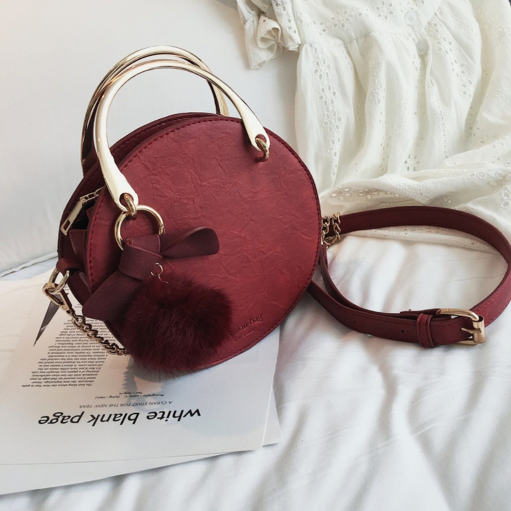 K8971 - BLACK/BROWN/PINK/RED  - TAS SLEMPANG BULAT ROUNDBAG FREE GANTUNGAN BULU POM POM JINJING TOTEBAG HANDBAG TAS WANITA FASHION IMPORT MODIS ELEGAN TERMURAH TERLARIS TERBARU BAGSTORE JAKARTA TAS BATAM BQ2221 LT1578 KPC8971 B00377 CR7270