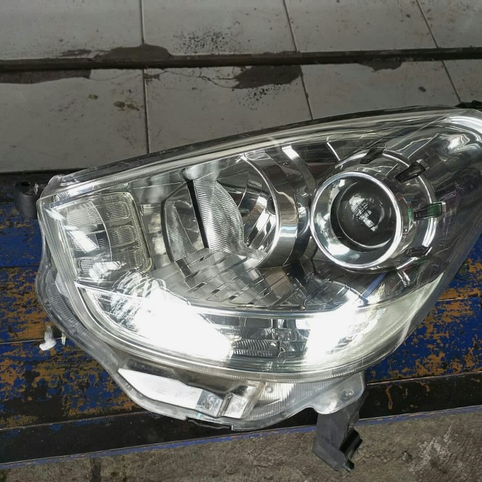 {BEKAS} Headlamp lampu depan daihatsu sirion 2011 2012 2013 2014 Satuan ori Limited