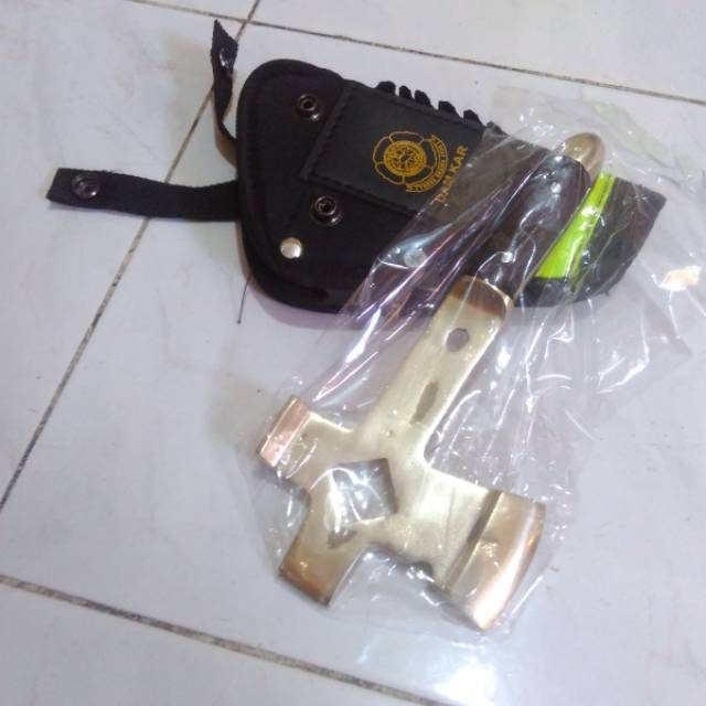 Atribut pemadam kebakaran kapak