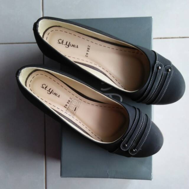 Sepatu st yves hitam size 37