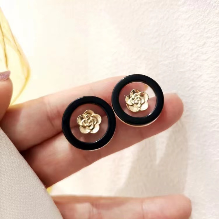 Anting Tusuk Sterling Silver 925 Desain Bunga Camellia Hitam Putih Gaya Retro Untuk Wanita