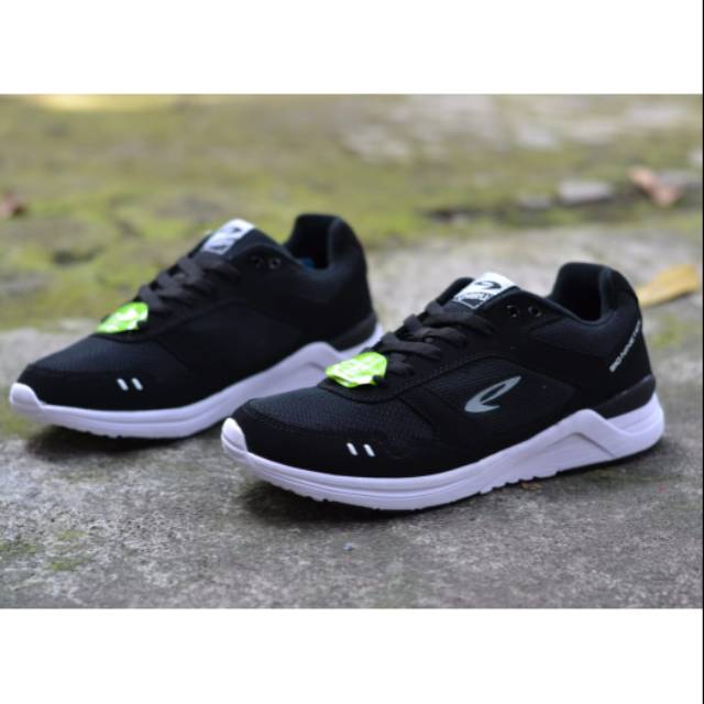 Sepatu Running 910 Chiru Black White