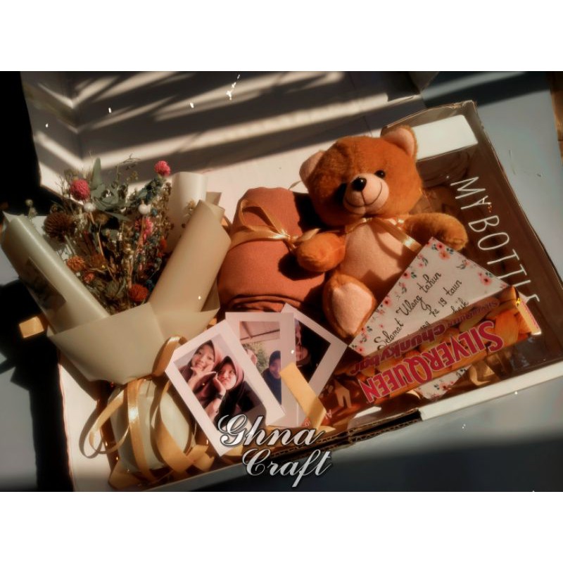 

Hampers Box Kardus Hadiah Ulangtahun Wisuda POLAROID foto