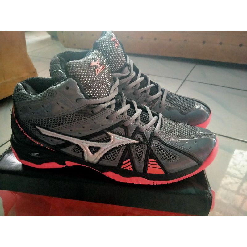 sepatu Mizuno buat volleyball & badminton