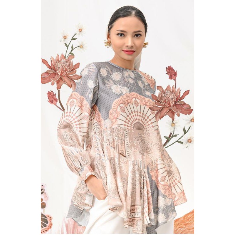 Recomended kyra Blouse in Powder Blue Wearing Klamby size M